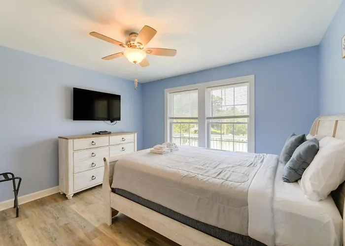 Coastal Emerald Isle Retreat W/ Deck & Grill!