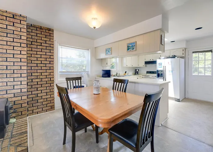 'West Of The Moon' Ocean Apt W/ Beach Access!