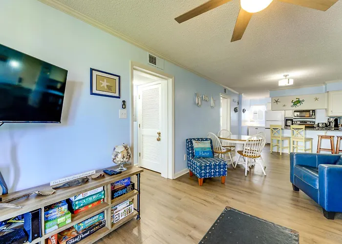 Emerald Isle Resort-Style Condo: Walk To Beaches!