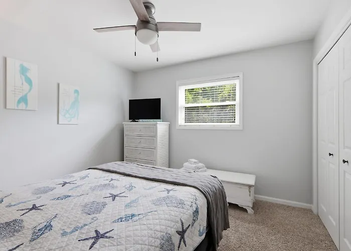 Colorful Emerald Isle Home: Just Steps To Beach!