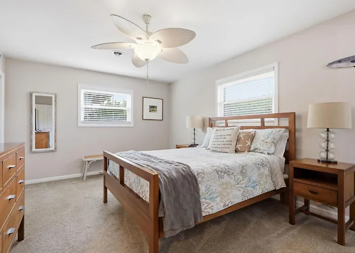 Colorful Emerald Isle Home: Just Steps To Beach!