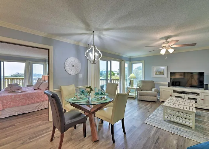 Bright Emerald Isle Condo W/ Private Beach Access!